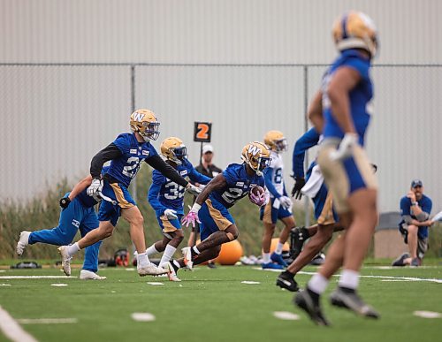 JESSICA LEE/WINNIPEG FREE PRESS

Winnipegs Blue Bombers practice training drills at University of Manitobas campus on September 2, 2021.

Reporter: Jeff Hamilton