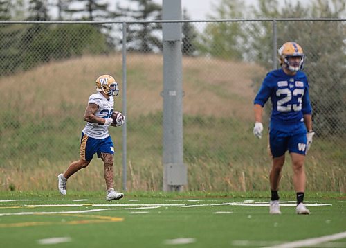 JESSICA LEE/WINNIPEG FREE PRESS

Winnipegs Blue Bombers practice training drills at University of Manitobas campus on September 2, 2021.

Reporter: Jeff Hamilton