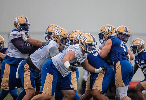 JESSICA LEE/WINNIPEG FREE PRESS

Winnipegs Blue Bombers practice training drills at University of Manitobas campus on September 2, 2021.

Reporter: Jeff Hamilton