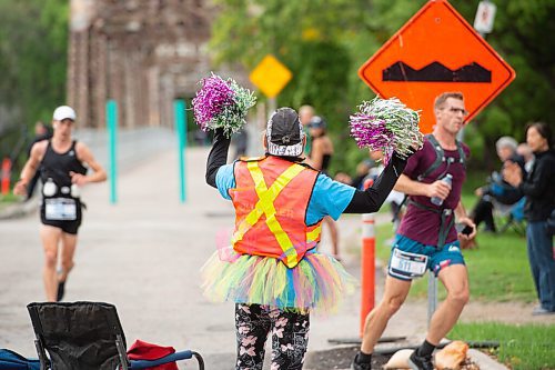 MIKE SUDOMA / Winnipeg Free Press
Manitoba Marathon volunteer, Denalda Whitehall, cheers on runners along Jubilee Avenue Sunday morning as they take part in the Manitoba Marathon for the time since 2019 Sunday morning
September 1, 2021