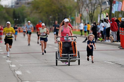 JOHN WOODS / WINNIPEG FREE PRESS
Darolyn Walker and her son Grayson head for the finish line in the 5k Fun Run at the Manitoba Marathon at the University of Manitoba in Winnipeg Sunday, September 5, 2021. 
Reporter: ?