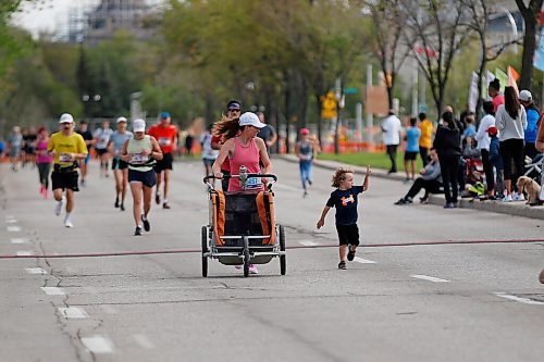 JOHN WOODS / WINNIPEG FREE PRESS
Darolyn Walker and her son Grayson waves to the crowd in the 5k Fun Run at the Manitoba Marathon at the University of Manitoba in Winnipeg Sunday, September 5, 2021. 
Reporter: ?