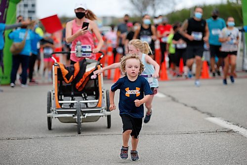 JOHN WOODS / WINNIPEG FREE PRESS
Darolyn Walker and her son Grayson head out on the 5Km Fun Run at the Manitoba Marathon at the University of Manitoba in Winnipeg Sunday, September 5, 2021. 
Reporter: ?