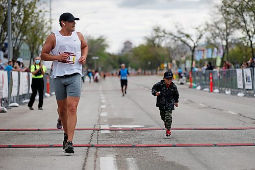 JOHN WOODS / WINNIPEG FREE PRESS
Scott Lavallee and his son Jeremiah cross the half-marathon finish line at the Manitoba Marathon at the University of Manitoba in Winnipeg Sunday, September 5, 2021. 
Reporter: ?