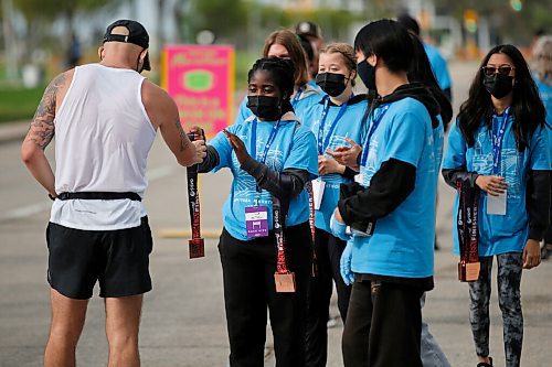 JOHN WOODS / WINNIPEG FREE PRESS
Volunteers hand out participation medals at the Manitoba Marathon at the University of Manitoba in Winnipeg Sunday, September 5, 2021. 
Reporter: ?