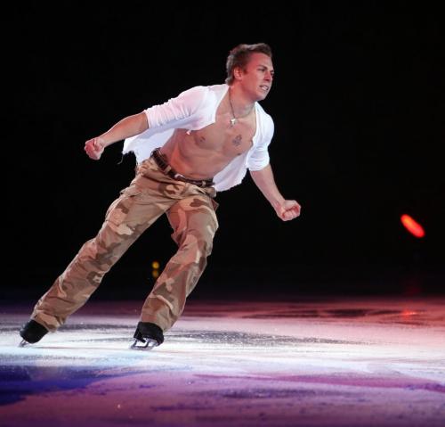 BORIS.MINKEVICH@FREEPRESS.MB.CA  100506 BORIS MINKEVICH / WINNIPEG FREE PRESS Stars on Ice - Shawn Sawyer.