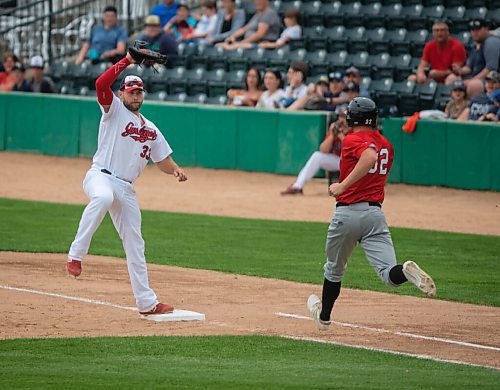 JESSICA LEE/WINNIPEG FREE PRESS

First base player Kyle Martin (33) catches the ball and Ed Reichenbach (32) is out.

The Winnipeg Goldeyes played against the Fargo-Moorhead Redhawks on September 6, 2021 at Shaw Park in Winnipeg.

Reporter: Taylor