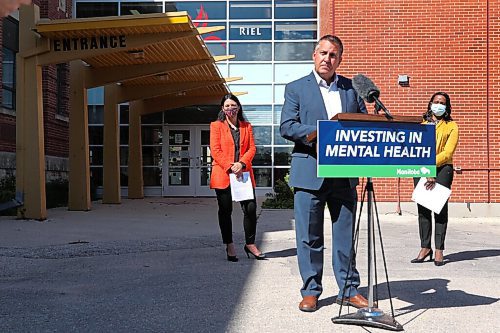 RUTH BONNEVILLE / WINNIPEG FREE PRESS

 LOCAL -  Student Wellness 

Presser on Student mental health supports.

The media presses in with questions for the Minister of Education Cliff Cullen, during news conference held outside the south entrance of the Louis Riel School Division office on Tuesday.  


Also in attendance: Minister of Mental Health, Wellness - Audrey Gordon (yellow), CEO, Canadian Mental Health Association -  Marion Cooper (orange) and Christian Michalik superintendent, Louis Riel School Division.

.
Sept 7th,  2021
