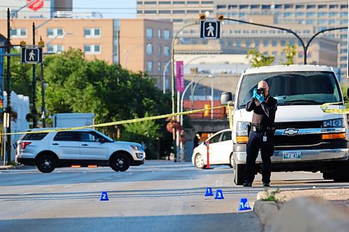 MIKE DEAL / WINNIPEG FREE PRESS
Winnipeg Police at the scene of Dufferin and Main Street which was closed to northbound traffic after a pedestrian was hit by a vehicle early today.
The woman was hit at about 12:20 a.m.
210908 - Wednesday, September 8, 2021