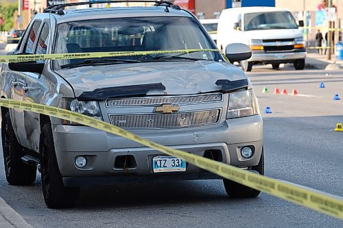 MIKE DEAL / WINNIPEG FREE PRESS
Winnipeg Police at the scene of Dufferin and Main Street which was closed to northbound traffic after a pedestrian was hit by a vehicle early today.
The woman was hit at about 12:20 a.m.
210908 - Wednesday, September 8, 2021