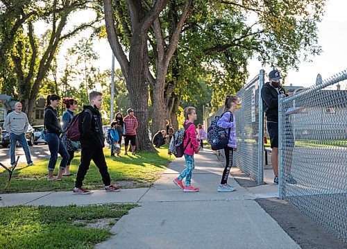 JESSICA LEE/WINNIPEG FREE PRESS

Students line up for the first day of school at Glenelm Community School on September 8, 2021.

Reporter: Maggie