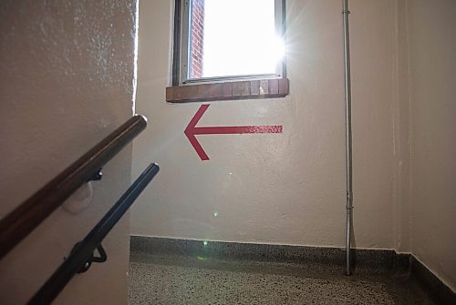 JESSICA LEE/WINNIPEG FREE PRESS

Arrows in the hallway at Glenelm Community School on September 8, 2021. The arrows help students and staff keep social distance by separating the directions which they can walk in.

Reporter: Maggie