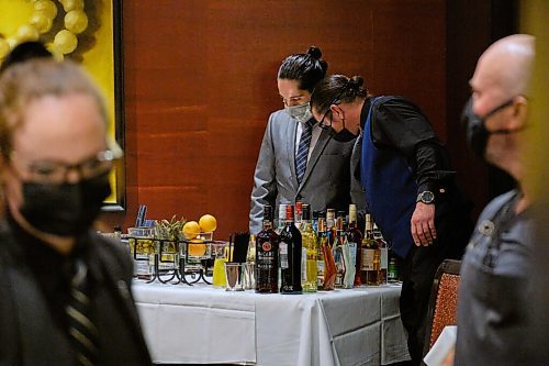 MIKE DEAL / WINNIPEG FREE PRESS
CAPS Manitoba sommelier contestant, Felix Faundez Rubio (centre left) checks out the table of available drinks prior to the start of the provincial sommelier competition at Hys (1 Lombard Place) in the Richardson Building Wednesday afternoon.
See Ben Sigurdson story
210908 - Wednesday, September 08, 2021.