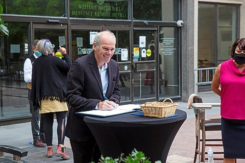 MIKE DEAL / WINNIPEG FREE PRESS
Winnipeg Free Press publisher, Bob Cox, signs Winnipeg's Indigenous Accord at a ceremony at City Hall with 38 other organizations who were joined with around 100 guests and Mayor Brian Bowman Thursday morning.
210909 - Thursday, September 09, 2021.