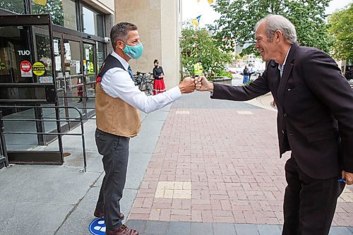 MIKE DEAL / WINNIPEG FREE PRESS
Winnipeg Free Press publisher, Bob Cox, fist-bumps Mayor Brian Bowman after signing Winnipeg's Indigenous Accord at a ceremony at City Hall with 38 other organizations Thursday morning.
210909 - Thursday, September 09, 2021.