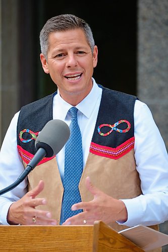 MIKE DEAL / WINNIPEG FREE PRESS
Around 100 guests joined Mayor Brian Bowman and representatives from 38 new Accord partners at City Hall to take part in the signing ceremony for Winnipegs Indigenous Accord Thursday morning.
210909 - Thursday, September 09, 2021.