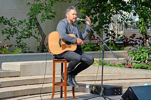 MIKE DEAL / WINNIPEG FREE PRESS
Don Amero performs to around 100 guests who joined Mayor Brian Bowman and representatives from 38 new Accord partners at City Hall to take part in the signing ceremony for Winnipegs Indigenous Accord Thursday morning.
210909 - Thursday, September 09, 2021.