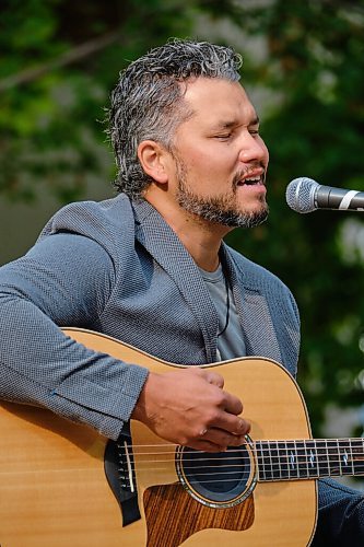 MIKE DEAL / WINNIPEG FREE PRESS
Don Amero performs to around 100 guests who joined Mayor Brian Bowman and representatives from 38 new Accord partners at City Hall to take part in the signing ceremony for Winnipegs Indigenous Accord Thursday morning.
210909 - Thursday, September 09, 2021.