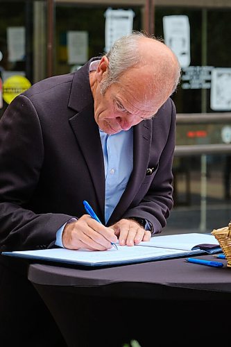 MIKE DEAL / WINNIPEG FREE PRESS
Winnipeg Free Press publisher, Bob Cox, signs Winnipeg's Indigenous Accord at a ceremony at City Hall with 38 other organizations who were joined with around 100 guests and Mayor Brian Bowman Thursday morning.
210909 - Thursday, September 09, 2021.