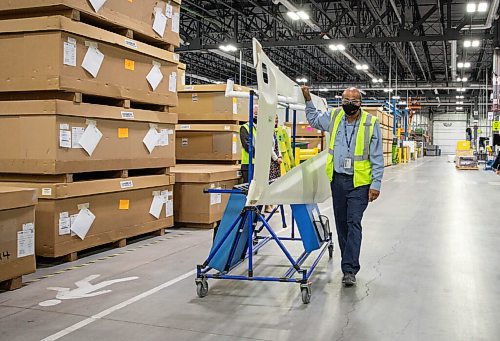 JESSICA LEE/WINNIPEG FREE PRESS

A worker walks through the Boeing warehouse with a plane part on September 9, 2021 at the Winnipeg Boeing headquarters. 

Reporter: Martin