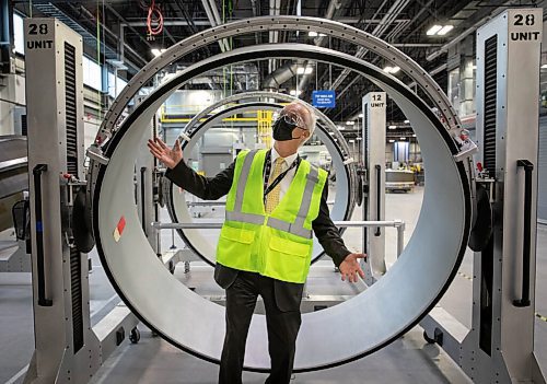 JESSICA LEE/WINNIPEG FREE PRESS

Boeing Managing Director Charles Sullivan tests a sound isolation part with his voice at the Winnipeg Boeing warehouse on September 9, 2021.

Reporter: Martin