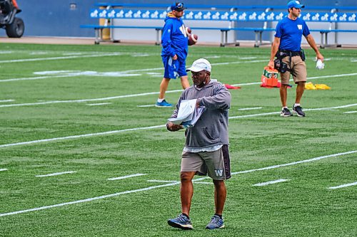MIKE DEAL / WINNIPEG FREE PRESS
Winnipeg Blue Bombers' Defensive Coordinator, Richie Hall, during practice at IG Field Thursday afternoon.
210909 - Thursday, September 09, 2021.