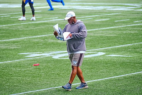 MIKE DEAL / WINNIPEG FREE PRESS
Winnipeg Blue Bombers' Defensive Coordinator, Richie Hall, during practice at IG Field Thursday afternoon.
210909 - Thursday, September 09, 2021.