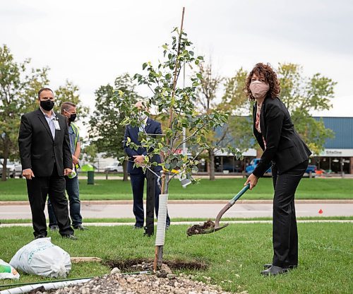 JESSICA LEE/WINNIPEG FREE PRESS

Winnipeg Boeing General Manager Amy May shovels dirt into a hole to plant a tree on September 9, 2021 at the Winnipeg Boeing headquarters. The event was held to celebrate Boeings 50th anniversary. Boeing will be planting 50 trees.

Reporter: Martin