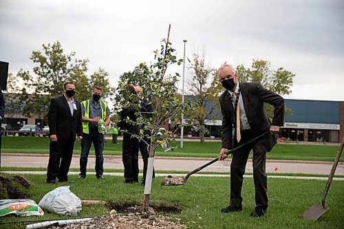 JESSICA LEE/WINNIPEG FREE PRESS

Boeing Managing Director Charles Sullivan shovels dirt into a hole to plant a tree on September 9, 2021 at the Winnipeg Boeing headquarters. The event was held to celebrate Boeings 50th anniversary. Boeing will be planting 50 trees.

Reporter: Martin