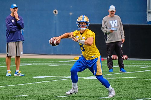 MIKE DEAL / WINNIPEG FREE PRESS
Winnipeg Blue Bombers' quarterback Zach Collaros (8) during practice at IG Field Thursday afternoon.
210909 - Thursday, September 09, 2021.