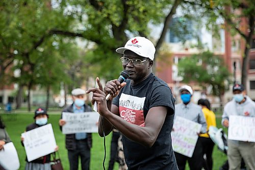 JESSICA LEE/WINNIPEG FREE PRESS

Reuben Garang, a project manager at Immigration Partnership Winnipeg, speaks at an event in Central Park on September 9, 2021 to encourage citizens with immigrant and refugee backgrounds to vote.

Reporter: Julia-Simone