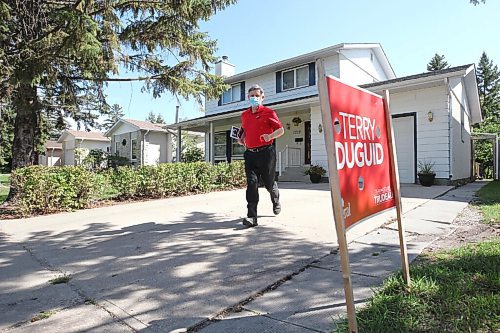 RUTH BONNEVILLE / WINNIPEG FREE PRESS

Local - Election Duguid 

Liberal Candidate in Wpg South, Terry Duguid, campaigns in his riding for re-election on Friday. 


Sept 10th,  2021
