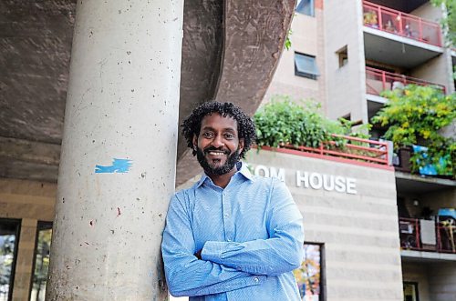 RUTH BONNEVILLE / WINNIPEG FREE PRESS


Local - VOLUNTEER Column 

Portrait of  Awet Biagaber outside IRCOM Friday. 

Originally from Eritrea, Awet (he/him), 44, fell into a life of drinking, gangs and crime before turning his life around 8 or 9 years ago. 

Now he volunteers his time as a mentor to newcomer youth at IRCOM, giving them the kind of guidance he never received when he arrived in Winnipeg in 1991. 

Volunteer Manitoba recently recognized Awet with the 2021 RBC Bright Future Award. 

Aaron Epp volunteer column. 

Sept 10th,  2021
