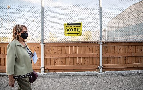 JESSICA LEE/WINNIPEG FREE PRESS

A woman walks by an Elections Canada sign at Gateway Recreation Centre in Winnipeg on September 10, 2021.

