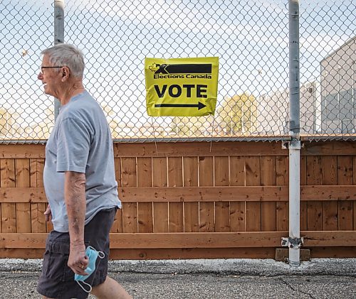 JESSICA LEE/WINNIPEG FREE PRESS

A man walks by an Elections Canada sign at Gateway Recreation Centre in Winnipeg on September 10, 2021.

