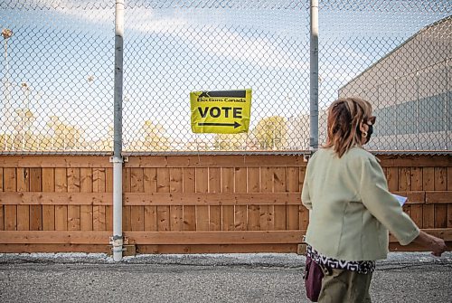 JESSICA LEE/WINNIPEG FREE PRESS

A woman walks by an Elections Canada sign at Gateway Recreation Centre in Winnipeg on September 10, 2021.
