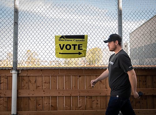 JESSICA LEE/WINNIPEG FREE PRESS

A man walks by an Elections Canada sign at Gateway Recreation Centre in Winnipeg on September 10, 2021.
