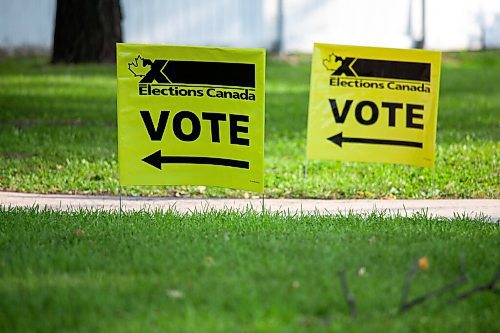 Daniel Crump / Winnipeg Free Press. Signs point people to cast their votes early toward a poling station Winnipegs West End neighbourhood. September 11, 2021.