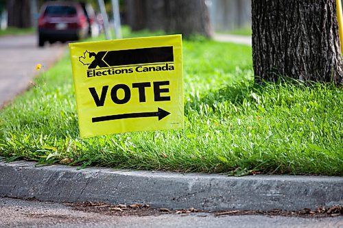 Daniel Crump / Winnipeg Free Press. Signs point people to cast their votes early toward a poling station Winnipegs West End neighbourhood. September 11, 2021.