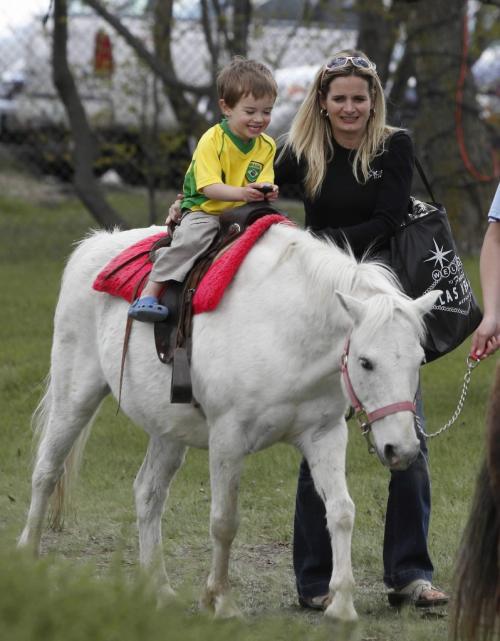 BORIS.MINKEVICH@FREEPRESS.MB.CA  100509 BORIS MINKEVICH / WINNIPEG FREE PRESS Assiniboia Downs Mothers day. Lisa Zeilstra takes son Christopher,2, on a pony ride.