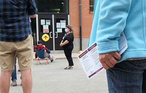 RUTH BONNEVILLE / WINNIPEG FREE PRESS

Local - early voting 

Voters wait in line to vote on the last day of early voting at RA Steen Community Centre Monday.


Sept 13th,  2021
