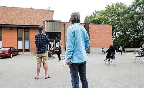 RUTH BONNEVILLE / WINNIPEG FREE PRESS

Local - early voting 

Voters wait in line to vote on the last day of early voting at RA Steen Community Centre Monday.


Sept 13th,  2021
