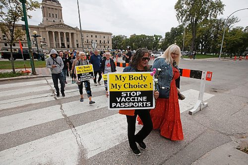 JOHN WOODS / WINNIPEG FREE PRESS
About 150 anti-maskers/vaxxers gathered at the MB Legislature and walked to the City Hall in protest against COVID-19 vaccinations and masks in Winnipeg Monday, September 13, 2021. 

Reporter: Silva