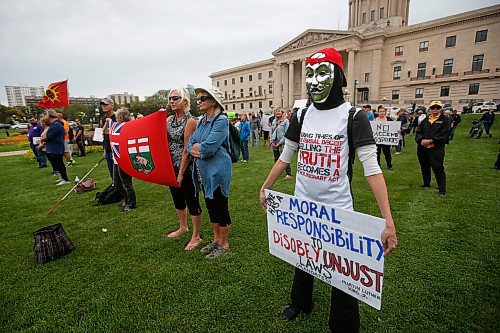 JOHN WOODS / WINNIPEG FREE PRESS
About 150 anti-maskers/vaxxers gathered at the MB Legislature and walked to the City Hall in protest against COVID-19 vaccinations and masks in Winnipeg Monday, September 13, 2021. 

Reporter: Silva