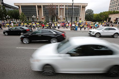 JOHN WOODS / WINNIPEG FREE PRESS
About 150 anti-maskers/vaxxers gathered at the MB Legislature and walked to the City Hall in protest against COVID-19 vaccinations and masks in Winnipeg Monday, September 13, 2021. 

Reporter: Silva