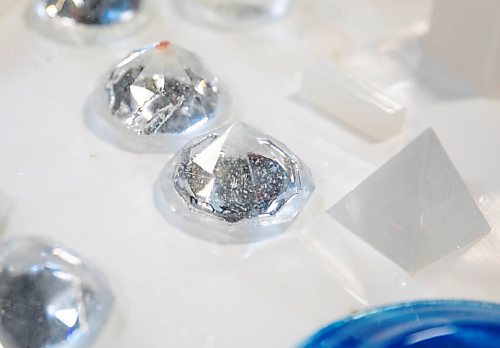 JESSICA LEE/WINNIPEG FREE PRESS

Epoxy jewel samples at EcoPoxy company headquarters in Winnipeg on September 13, 2021. The company converts soybean oil, which is usually a waste product, to make epoxy.

Reporter: Martin
