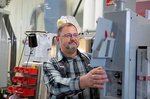 JESSICA LEE/WINNIPEG FREE PRESS

Jack Maendel, CEO of EcoPoxy, poses for a portrait in front of a milling machine at company headquarters in Winnipeg on September 13, 2021. The company converts soybean oil, which is usually a waste product, to make epoxy.

Reporter: Martin
