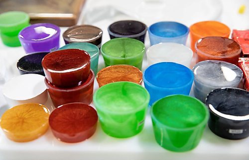 JESSICA LEE/WINNIPEG FREE PRESS

An assortment of coloured epoxy samples at EcoPoxy company headquarters in Winnipeg on September 13, 2021. The company converts soybean oil, which is usually a waste product, to make epoxy.

Reporter: Martin

