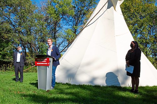 MIKE DEAL / WINNIPEG FREE PRESS
Marc Miller, Liberal candidate for Ville-MarieLe
Sud-OuestÎle-des-Soeurs speaks during a Liberal announcement at the current home of the National Centre for Truth and Reconciliation located at 177 Dysart Road on the UofM campus, Tuesday morning. The Liberal candidates gathered to announce funding towards the construction of a permanent home for the National Centre for Truth and Reconciliation.
210914 - Tuesday, September 14, 2021.