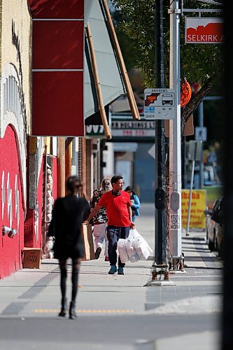 JOHN WOODS / WINNIPEG FREE PRESS
Selkirk Avenue in Winnipeg Tuesday, September 14, 2021. Mike Watts, Brothers Pharmacy manager and pharmacist, at the Selkirk Street pharmacy was robbed of a bottle of methadone on Monday.

Reporter: Pindera